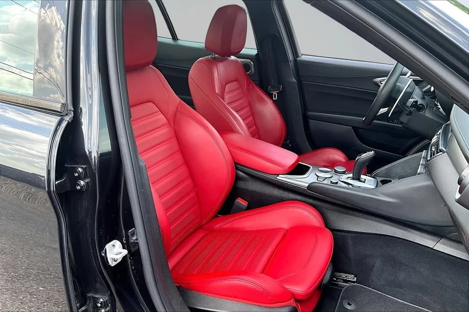 2024 Alfa Romeo Giulia - Image 7 of 18