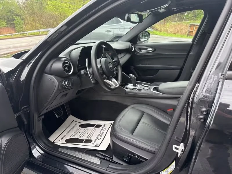 2024 Alfa Romeo Giulia - Image 17 of 20