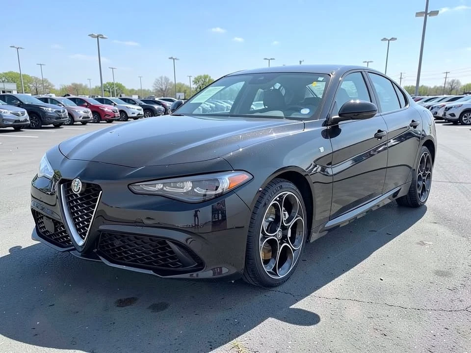 2024 Alfa Romeo Giulia - Image 2 of 20