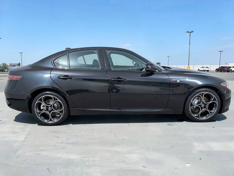 2024 Alfa Romeo Giulia - Image 15 of 20