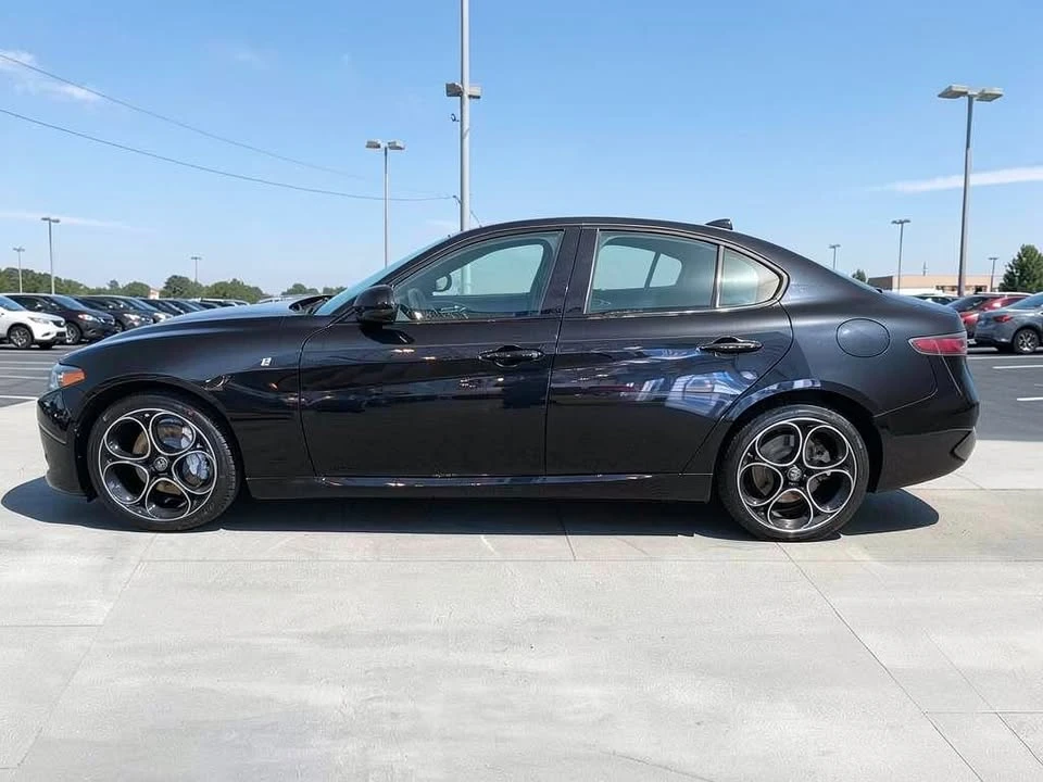 2024 Alfa Romeo Giulia - Image 11 of 20