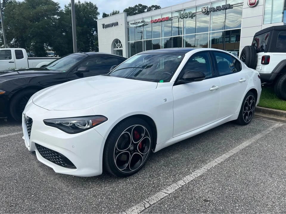 2024 Alfa Romeo Giulia - Image 2 of 12