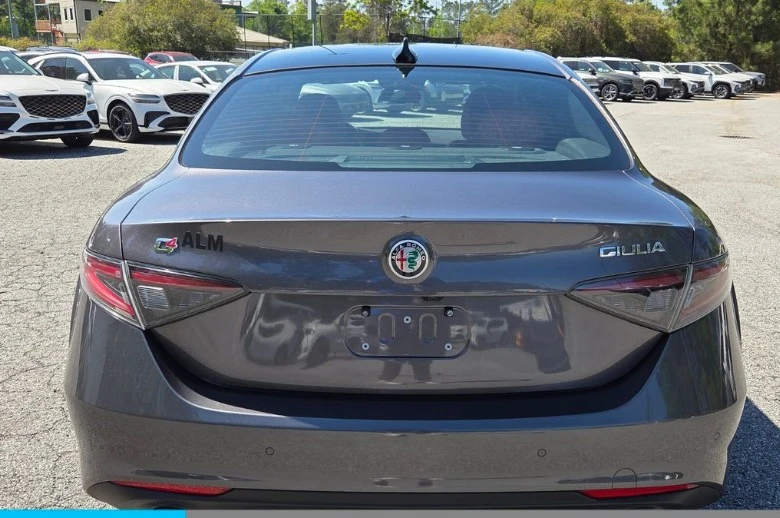 2024 Alfa Romeo Giulia - Image 5 of 12