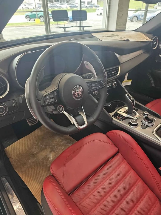 2024 Alfa Romeo Giulia - Image 4 of 11