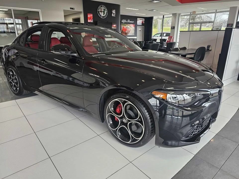 2024 Alfa Romeo Giulia - Image 2 of 11