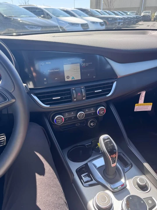 2024 Alfa Romeo Giulia - Image 14 of 16