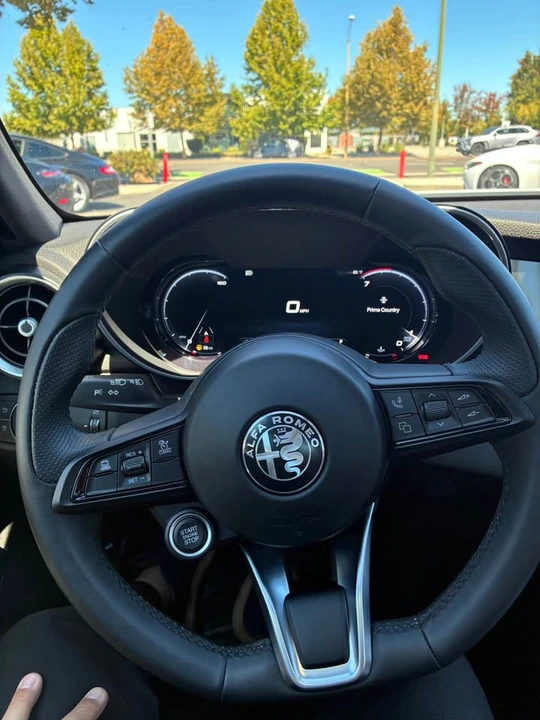 2024 Alfa Romeo Giulia - Image 12 of 13