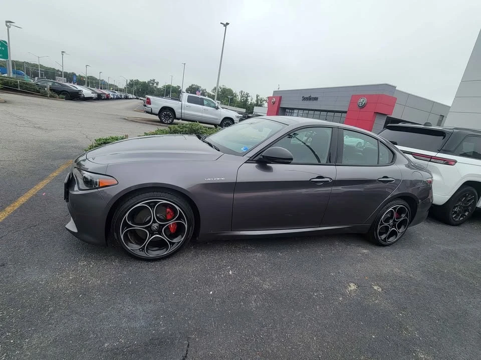 2024 Alfa Romeo Giulia - Image 2 of 3