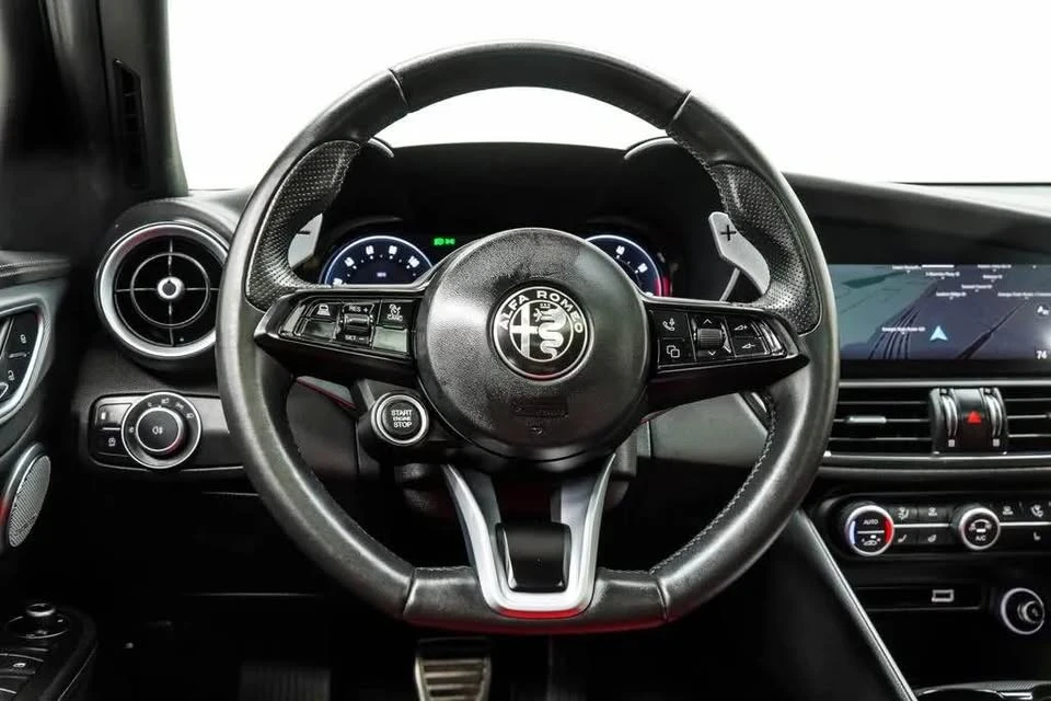 2024 Alfa Romeo Giulia - Image 14 of 20