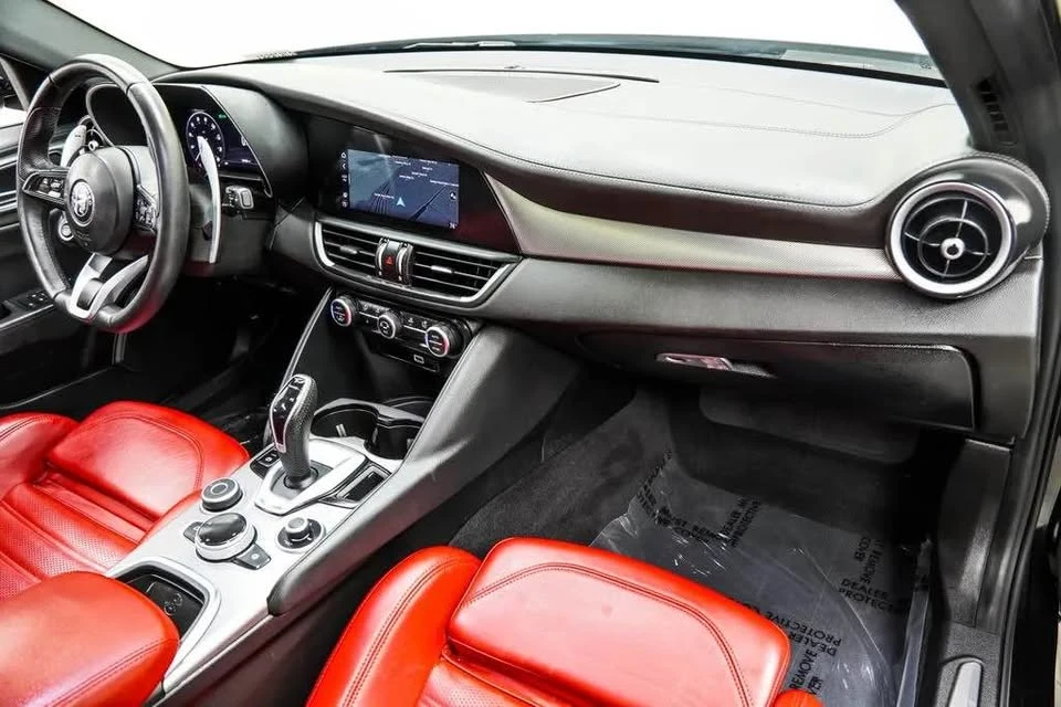 2024 Alfa Romeo Giulia - Image 13 of 20