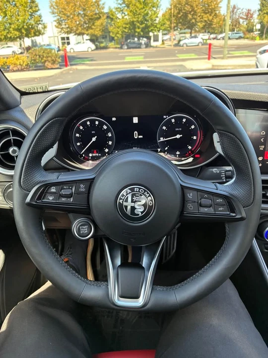 2024 Alfa Romeo Giulia - Image 11 of 16