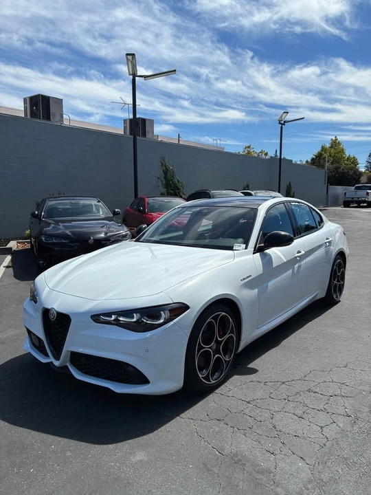 2024 Alfa Romeo Giulia - Image 3 of 16