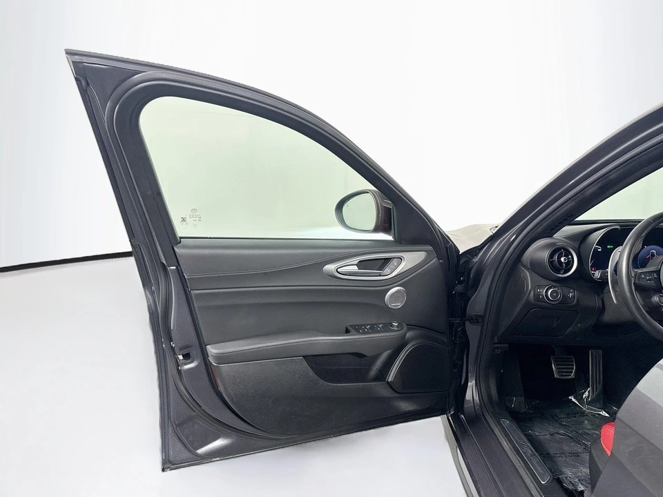 2024 Alfa Romeo Giulia - Image 9 of 31
