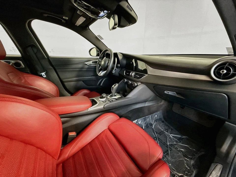 2024 Alfa Romeo Giulia - Image 13 of 19