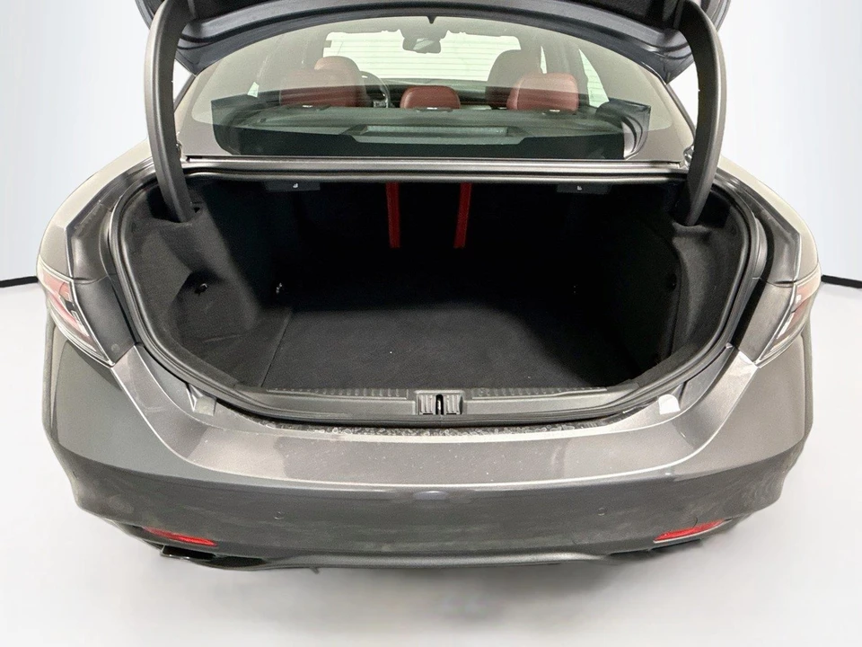 2024 Alfa Romeo Giulia - Image 11 of 19