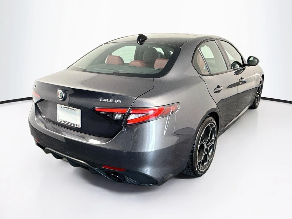 2024 Alfa Romeo Giulia - Image 5 of 31