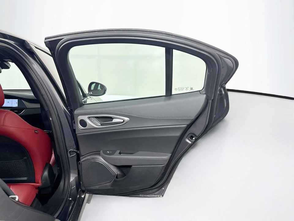 2024 Alfa Romeo Giulia - Image 29 of 31