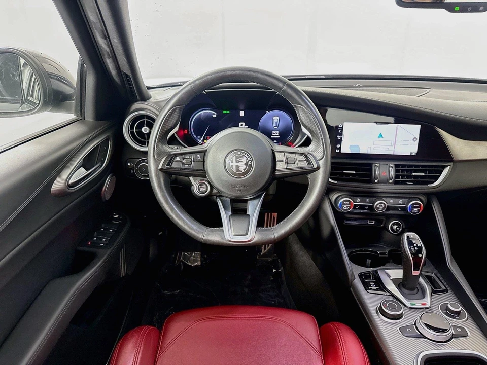 2024 Alfa Romeo Giulia - Image 11 of 31