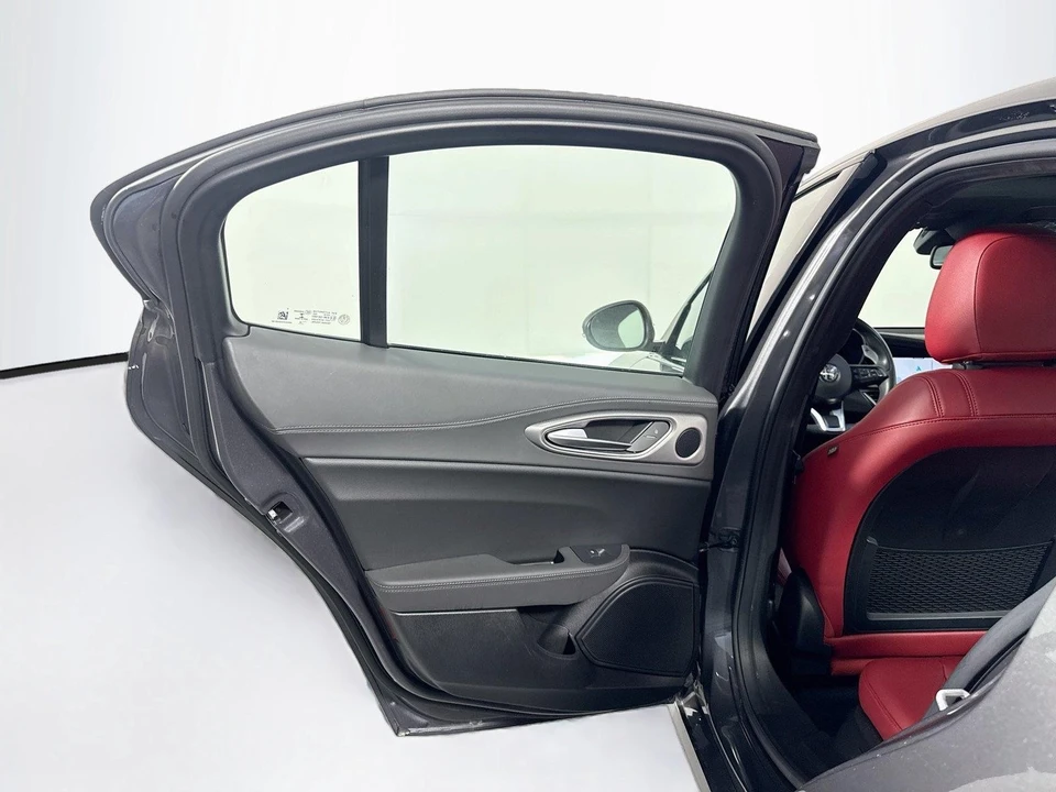 2024 Alfa Romeo Giulia - Image 24 of 31