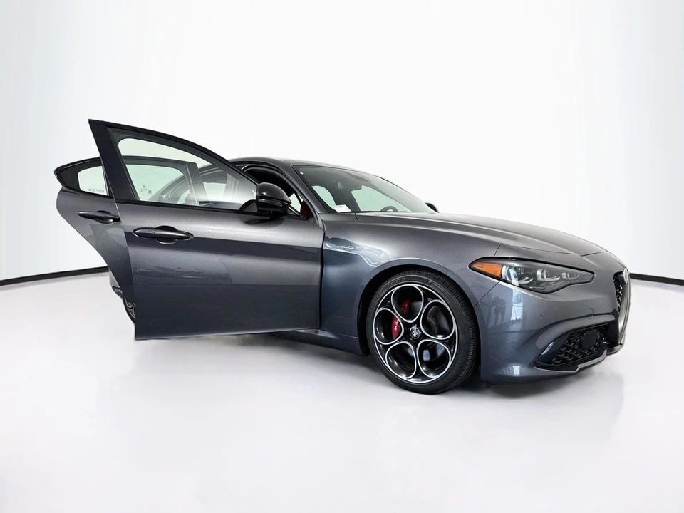 2024 Alfa Romeo Giulia - Image 18 of 19