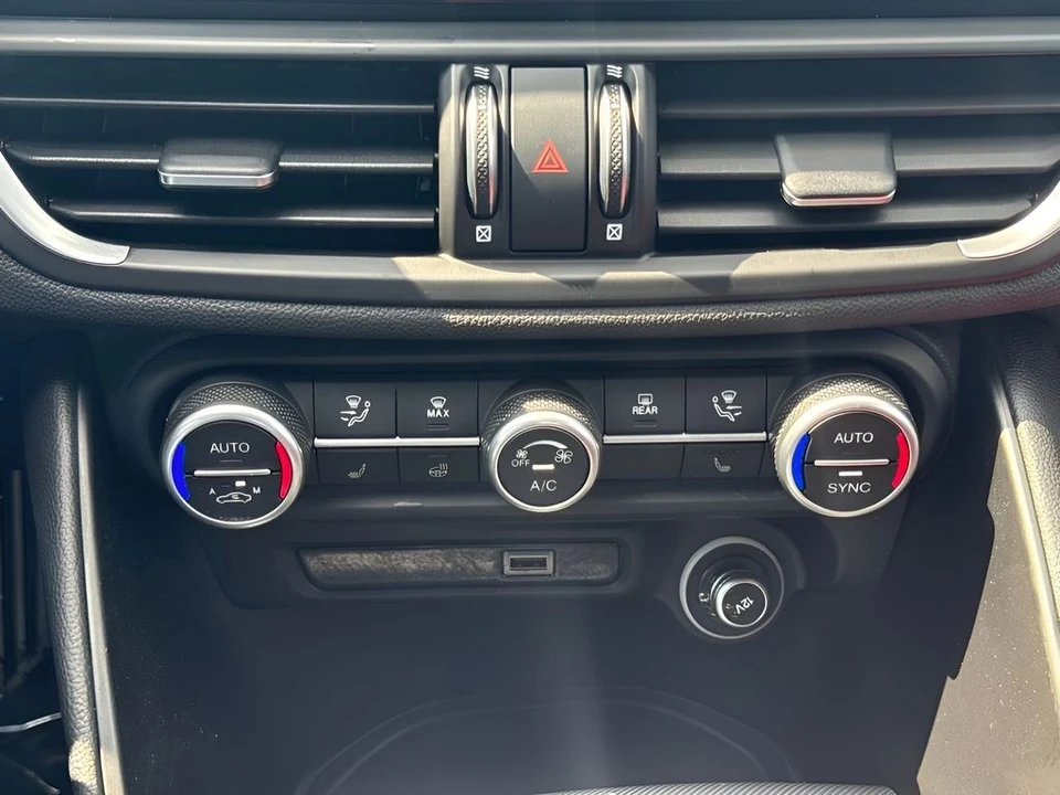 2024 Alfa Romeo Giulia - Image 16 of 31