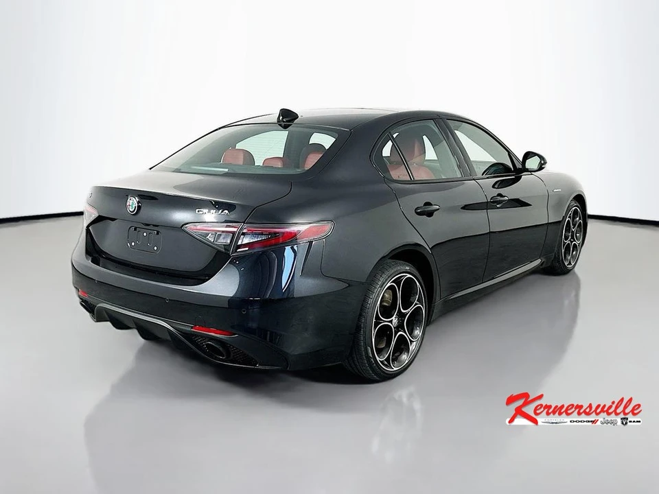 2024 Alfa Romeo Giulia - Image 7 of 24