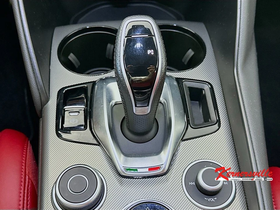 2024 Alfa Romeo Giulia - Image 16 of 24