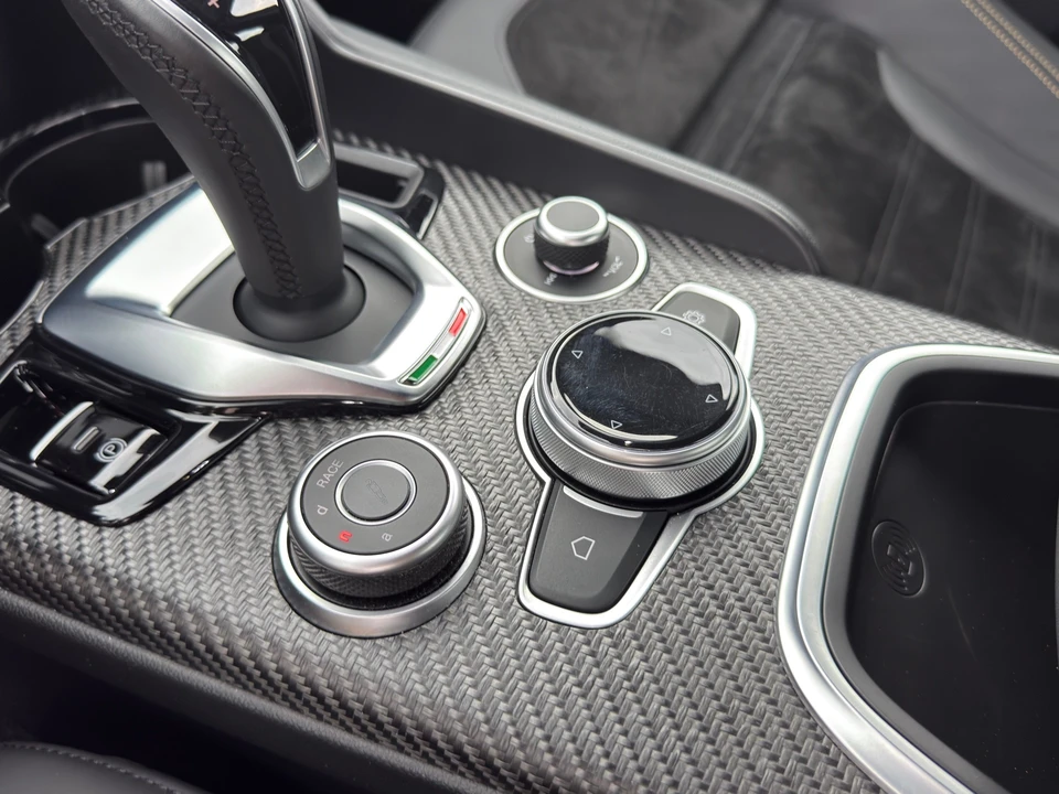 2024 Alfa Romeo Giulia - Image 24 of 31