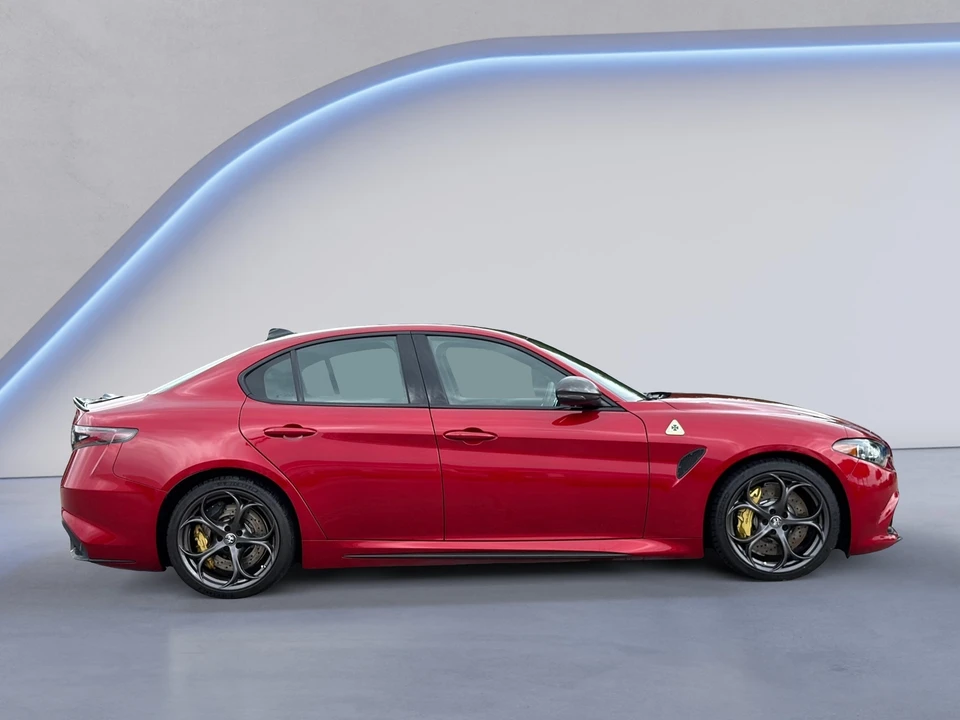 2024 Alfa Romeo Giulia - Image 12 of 31