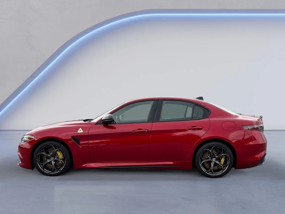 2024 Alfa Romeo Giulia - Image 15 of 31