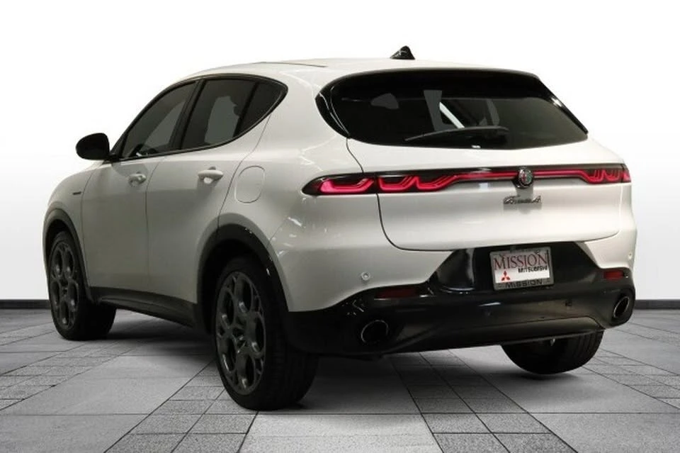 2024 Alfa Romeo Giulia - Image 5 of 20