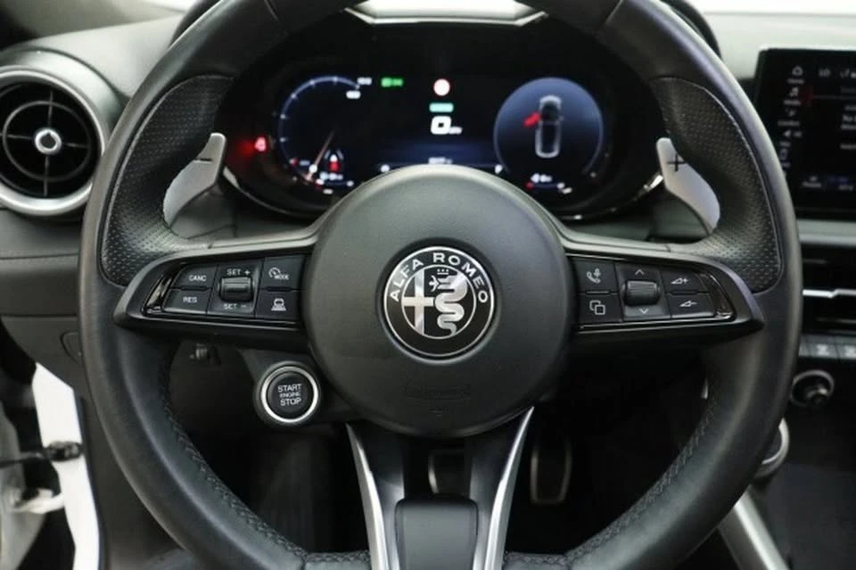 2024 Alfa Romeo Giulia - Image 10 of 20