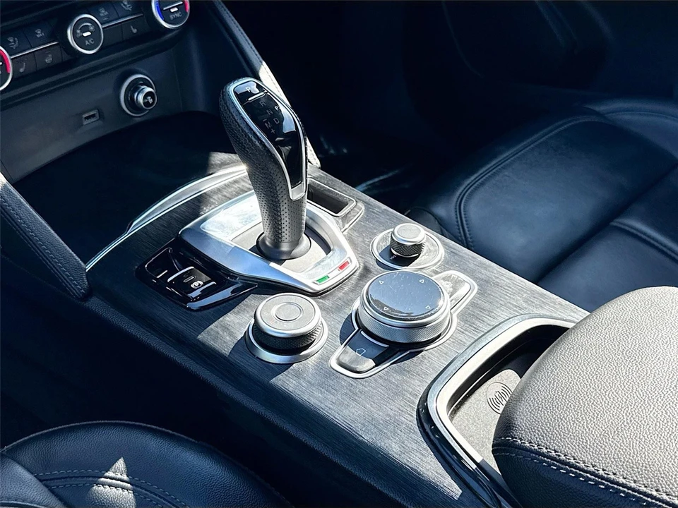 2024 Alfa Romeo Stelvio - Image 15 of 21