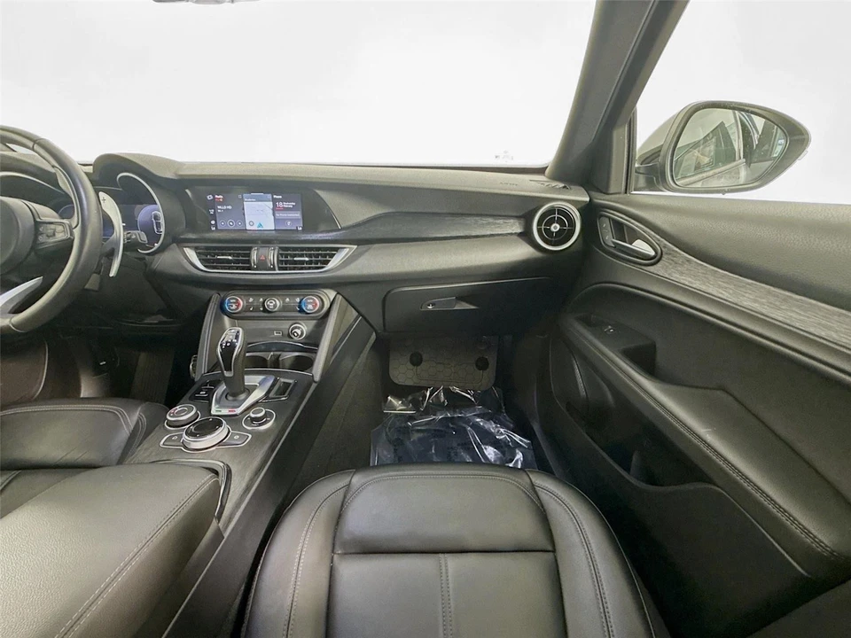 2024 Alfa Romeo Stelvio - Image 27 of 31