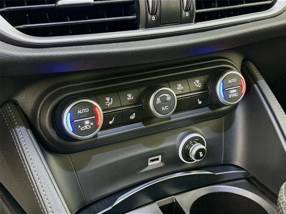 2024 Alfa Romeo Stelvio - Image 18 of 31
