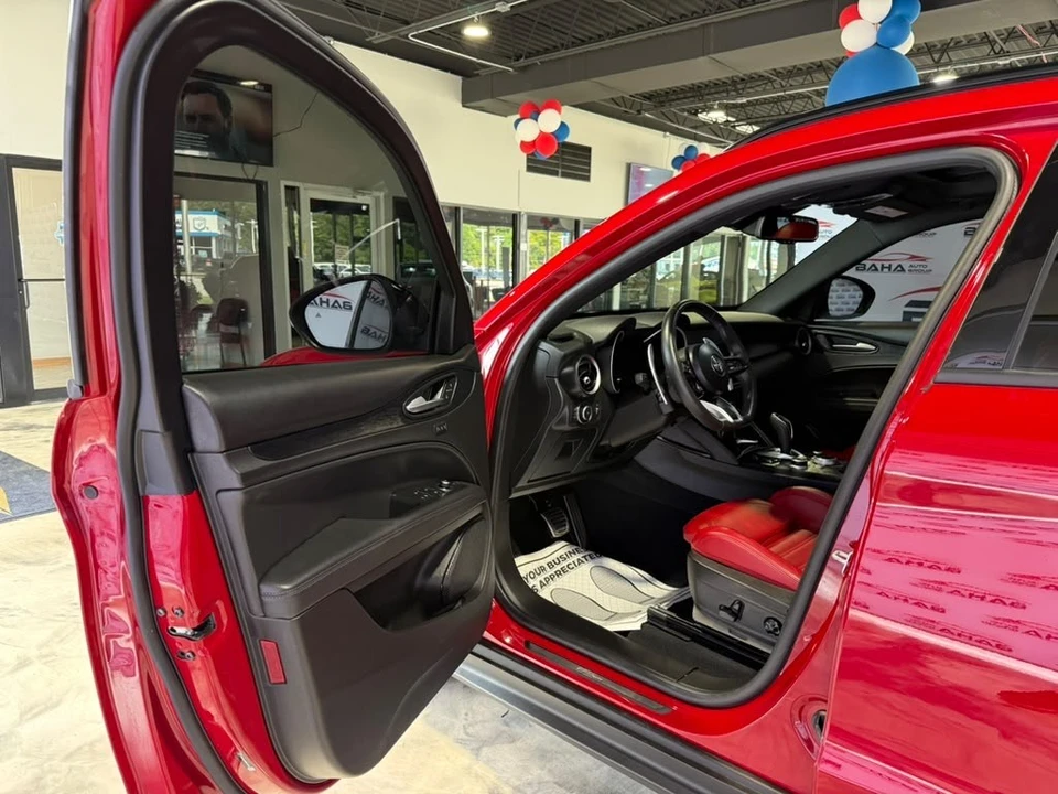 2024 Alfa Romeo Stelvio - Image 28 of 31