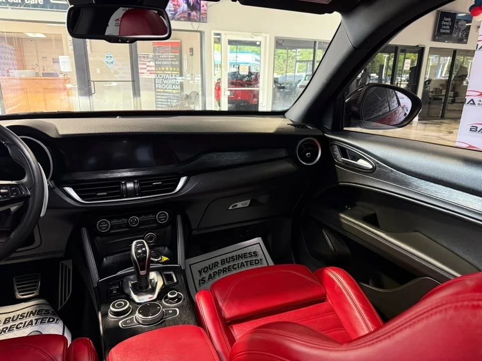2024 Alfa Romeo Stelvio - Image 27 of 31