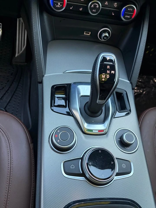 2024 Alfa Romeo Stelvio - Image 14 of 20