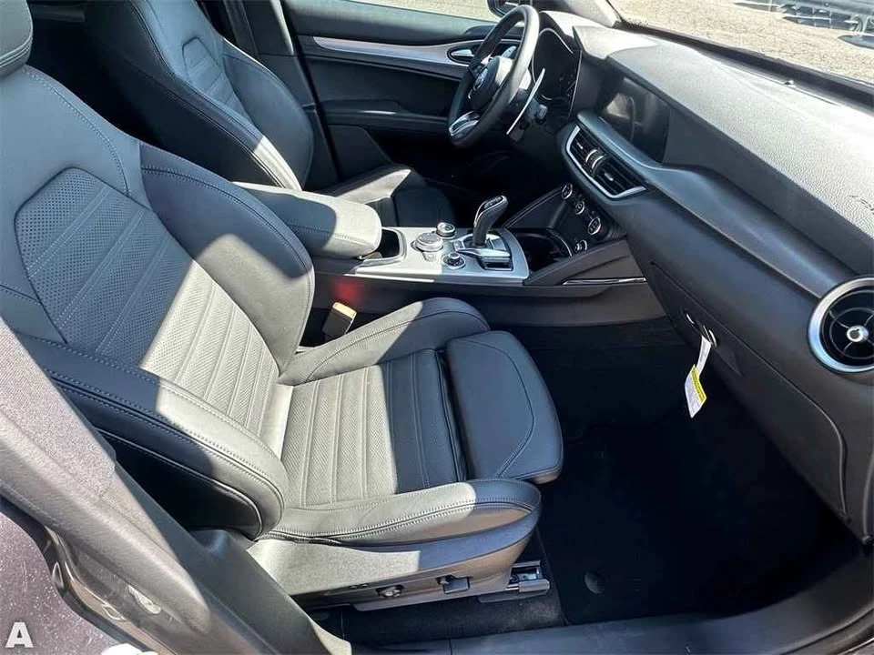 2024 Alfa Romeo Stelvio - Image 11 of 19