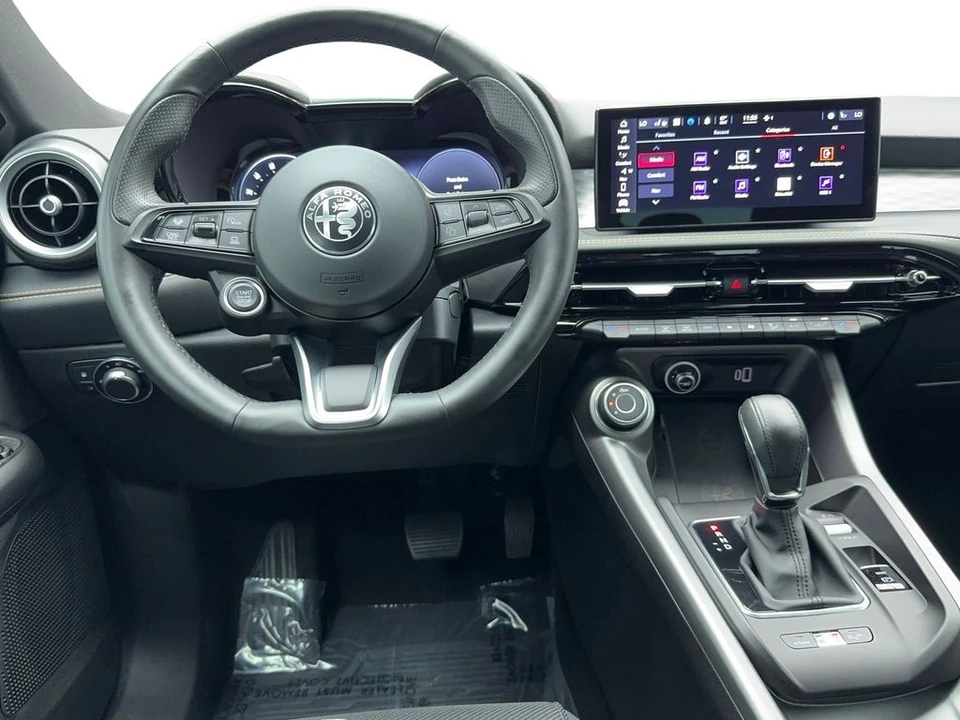 2024 Alfa Romeo - Image 15 of 31