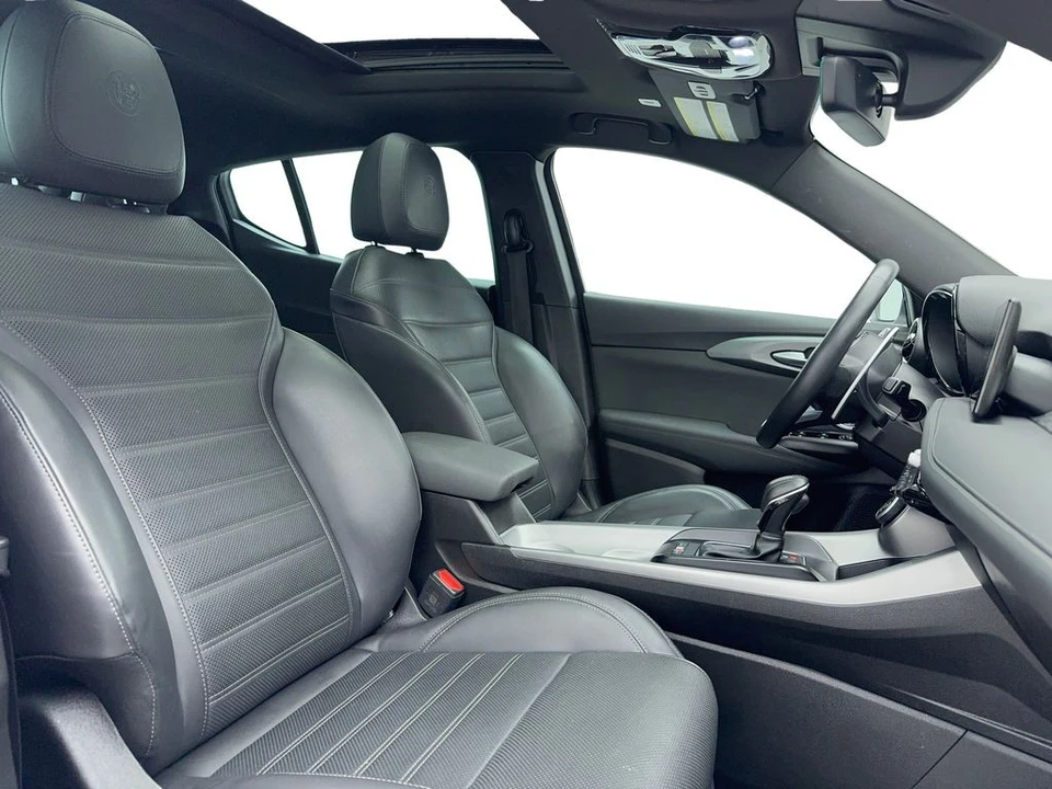 2024 Alfa Romeo - Image 17 of 31