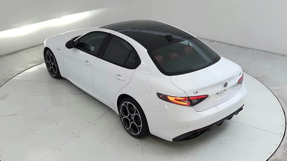 2024 Alfa Romeo Giulia - Image 10 of 20