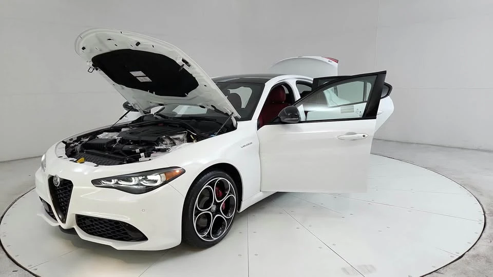 2024 Alfa Romeo Giulia - Image 13 of 20