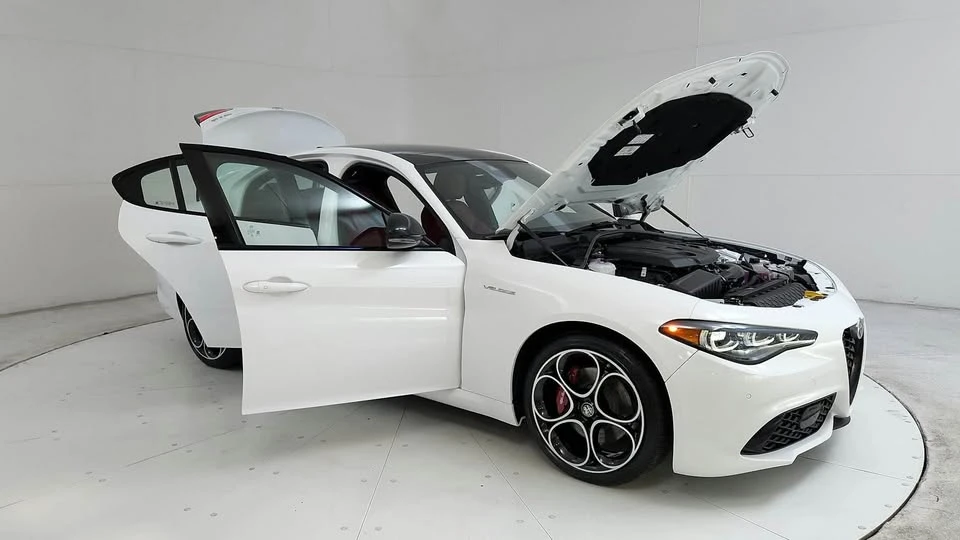 2024 Alfa Romeo Giulia - Image 11 of 20