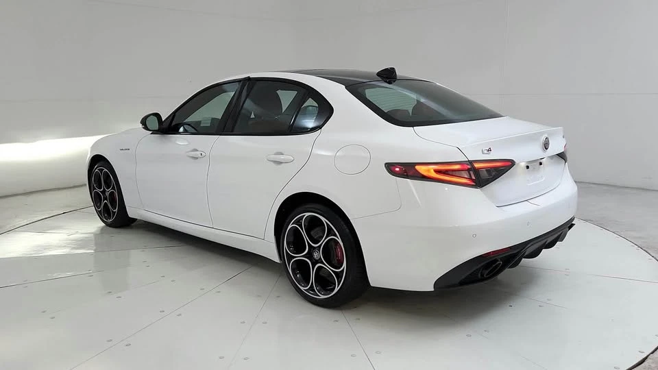 2024 Alfa Romeo Giulia - Image 5 of 20