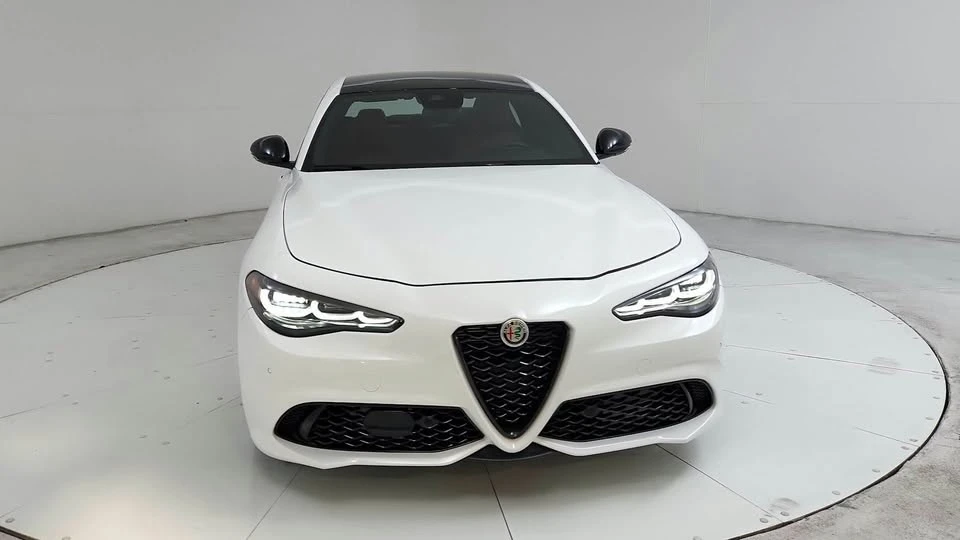2024 Alfa Romeo Giulia - Image 2 of 20