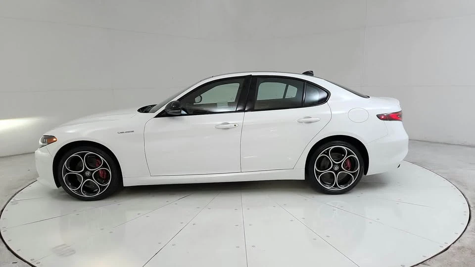 2024 Alfa Romeo Giulia - Image 4 of 20