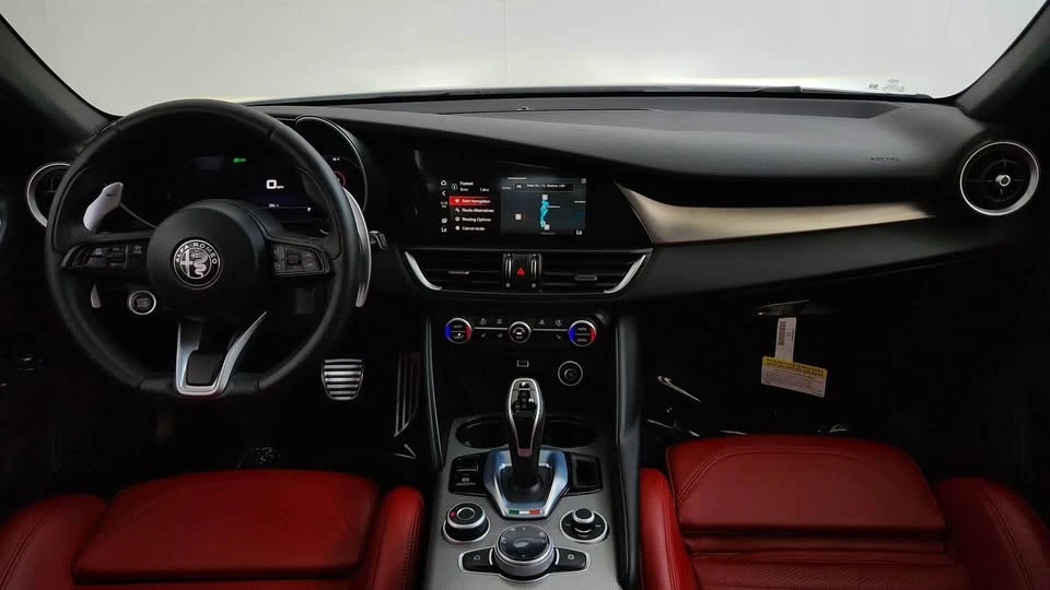 2024 Alfa Romeo Giulia - Image 15 of 20
