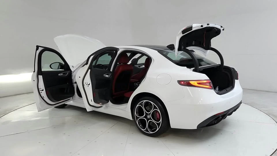 2024 Alfa Romeo Giulia - Image 12 of 20