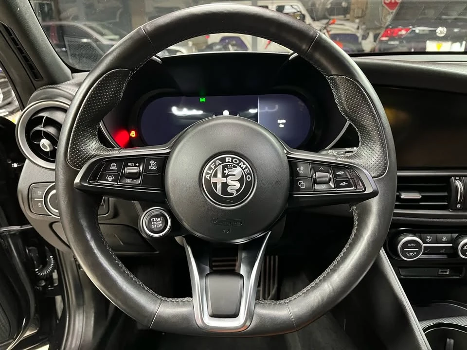2024 Alfa Romeo Giulia - Image 11 of 19